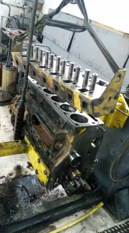 Caterpillar 3116 збирання двигуна-встановлюємо прокладку ГБЦ